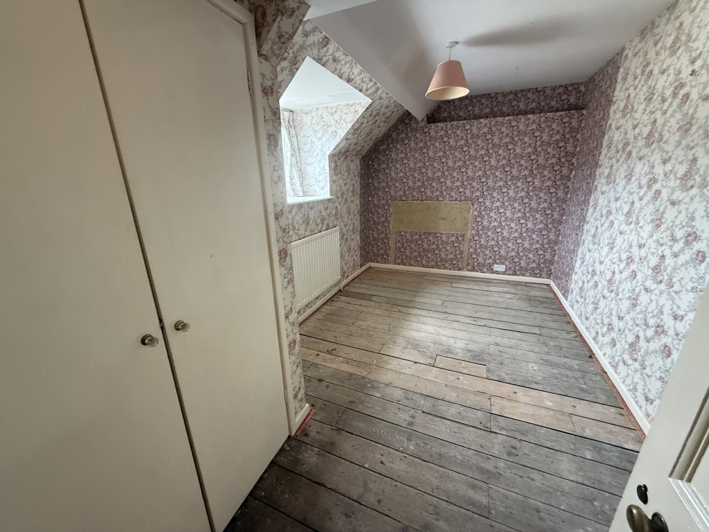 Lot: 99 - CHARACTER SEMI-DETACHED COTTAGE FOR UPDATING WITH LARGE GARDENS - Bedroom two with double wardrobe